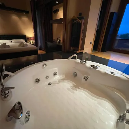 Attico Con Vista Spettacolare E Jacuzzi Apartment Bologna