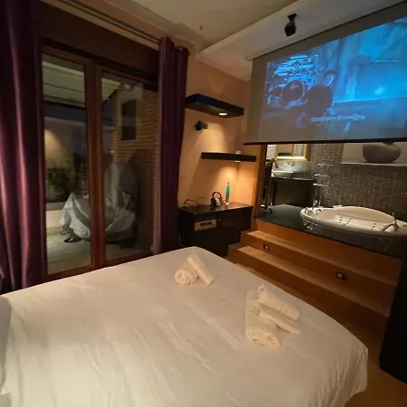 Attico Con Vista Spettacolare E Jacuzzi * Bologna