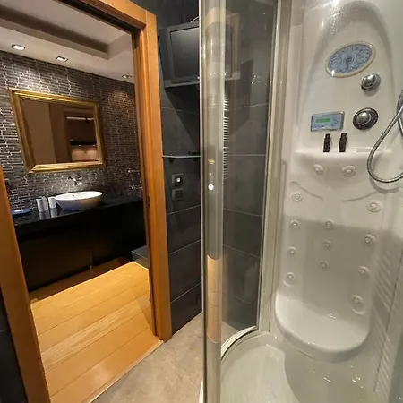 Attico Con Vista Spettacolare E Jacuzzi * Bologna